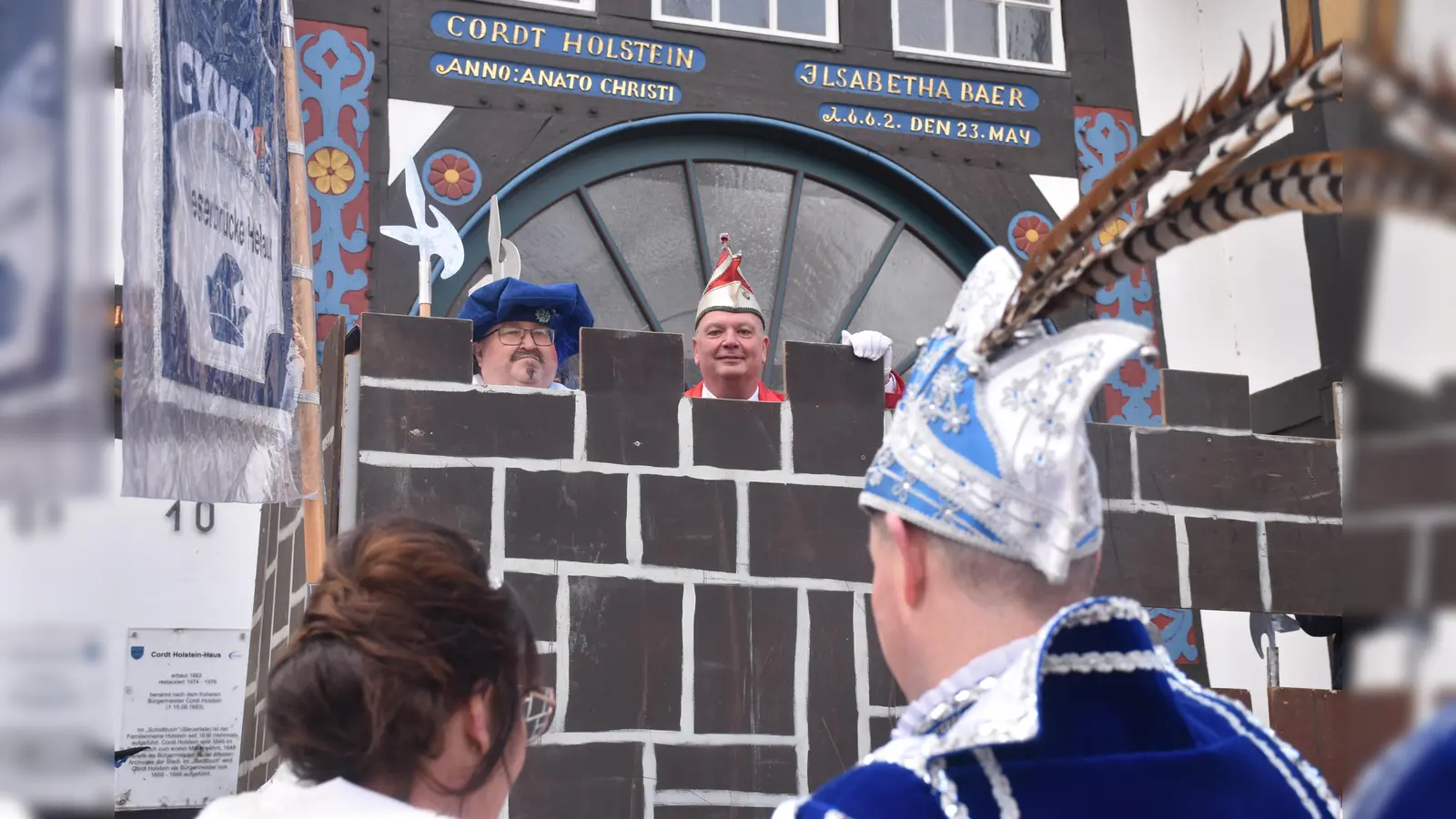 Das Prinzenpaar forderte den Rathausschlüssel und die bedingungslose Kapitulation.  (Foto: Barbara Siebrecht)