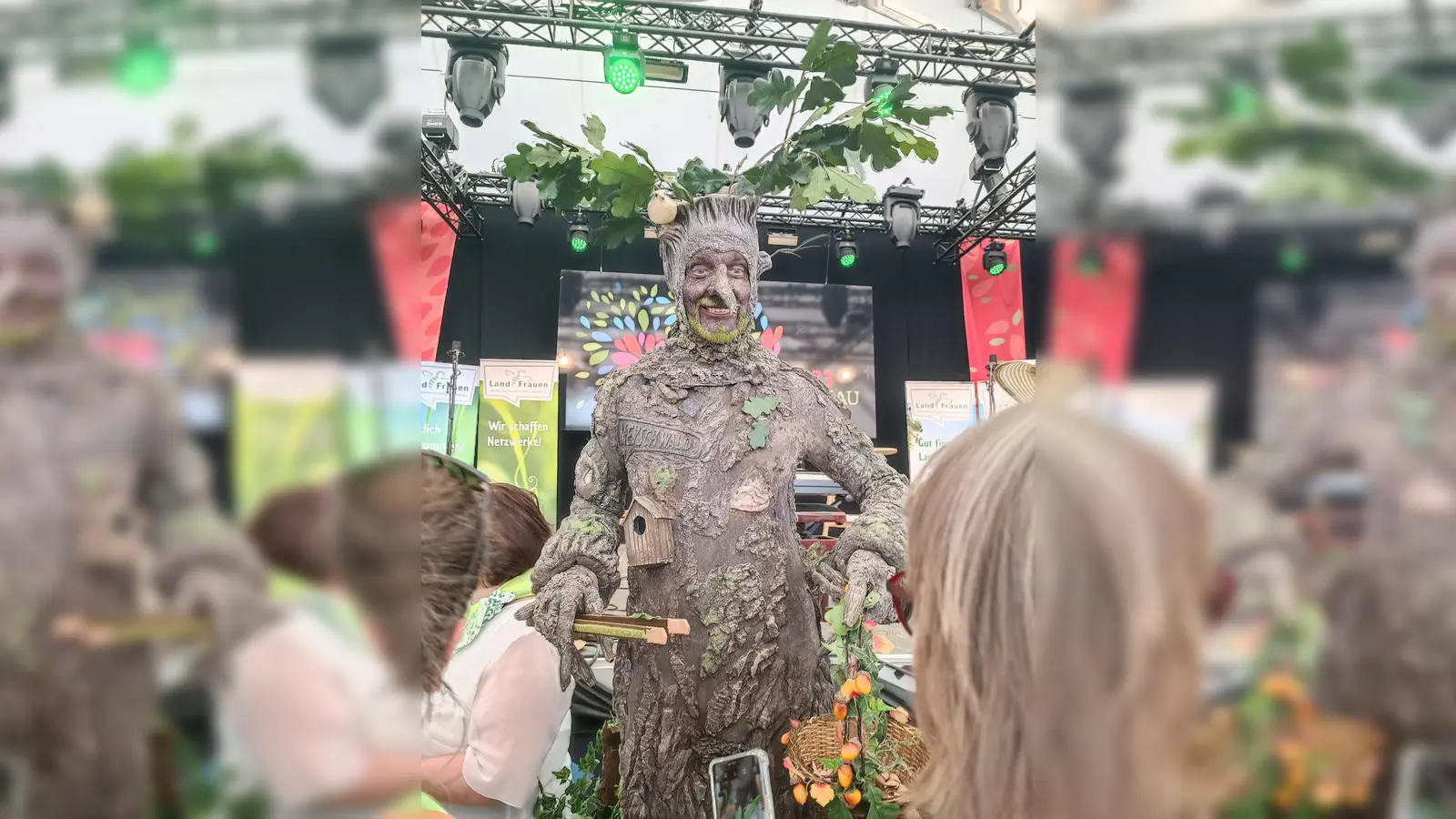 Walking-Act „Quercus“ ist zwar eine Eiche, aber auch eine Augenweide. (Foto: LGS Höxter)