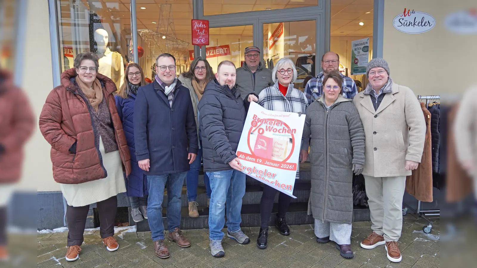 Halten tolle Rabatte für die Kundschaft bereit (v.l.): Simone Schulz, Anne Schäfer, Bürgermeister Alexander Kleinschmidt, Verena Tensi, Markus Härmens, Monika Sünkeler, Niko Rappe sowie Diana und Bernhard Fischer. (Foto: Stadt Brakel)