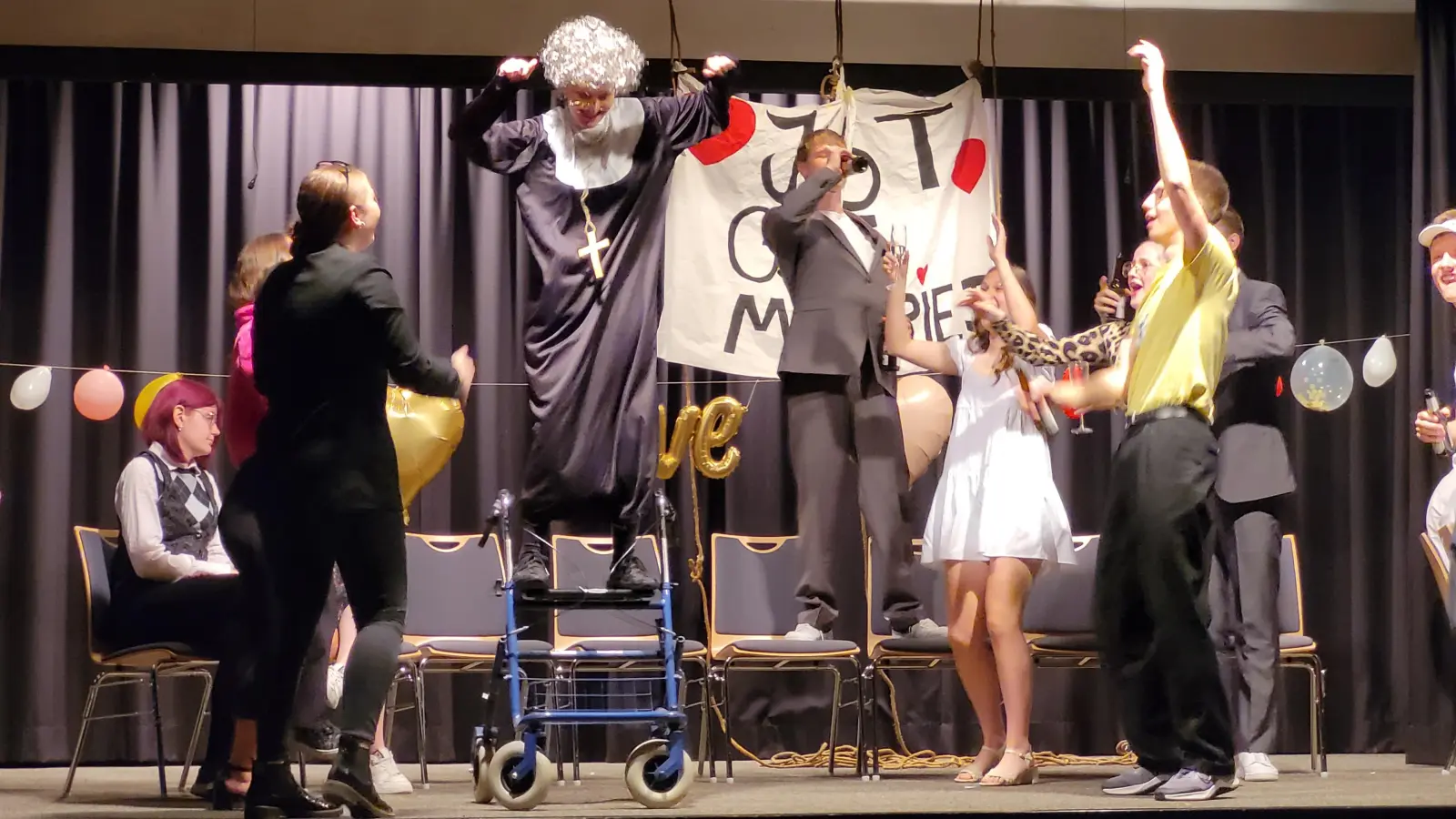 Theateraufführung des Q1-Literaturkurses (Foto: Timo Schröder, Gymnasium Beverungen)
