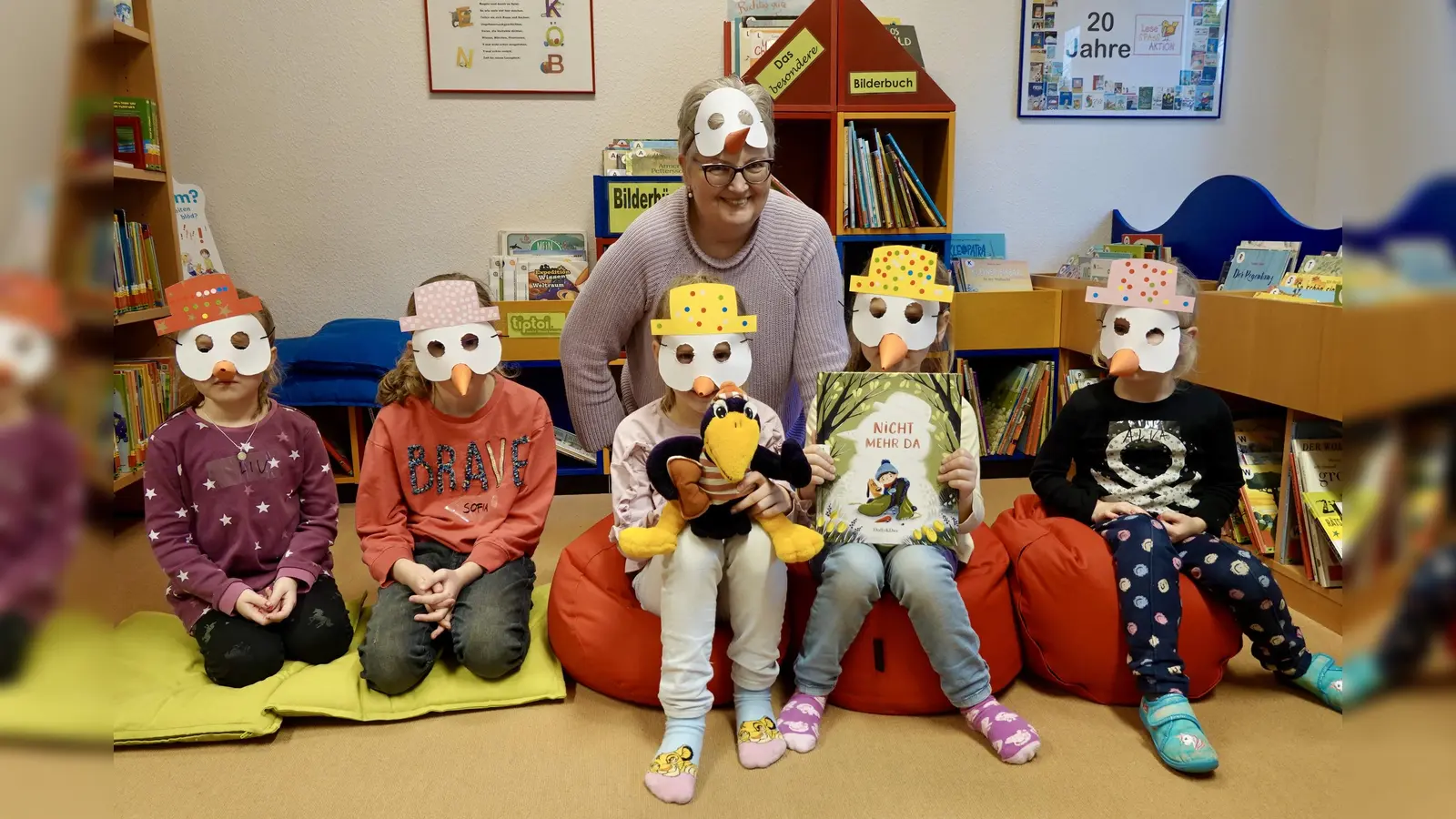 Sich mal in einen Schneemann zu verwandeln, das war so ganz nach dem Geschmack der Teilnehmer der Lesespaß-Aktion und der Büchereimitarbeiterin Martina Franke. (Foto: privat)