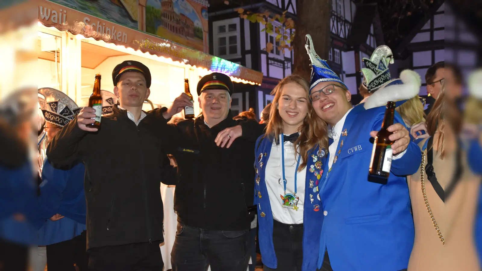 Der Carnevalsverein Weserbrücke eröffnet auch diese Jahr mit Angriff auf das Lauenförder Rathaus und Proklamation der neuen Prinzenpaare die Session.  (Foto: Barbara Siebrecht)