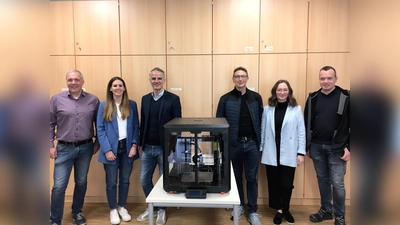(v.l.) Dr. Ingo Kuhl (Geschäftsführung Krebs &amp; Riedel), Anna-Lena Klein (MDS), Driton Mazrekaj (Schulleitung Marie-Durand-Schule), Andreas Franke (Krebs &amp; Riedel), Cheri Pfeffer (MDS), Andreas Frewer (Krebs &amp; Riedel)<br> (Foto: Krebs & Riedel)