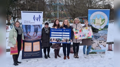 Den Spendencheck über 750 Euro haben Andrea Stiebel und Diane Wolf (Stiftung zum Wohl des Pflegekindes, 1. und 2. von links) sowie Miriam Bullmann, Frauke Grop-pe und Lina Künnecke (Ladies‘ Circle Höxter-Holzminden, 3./2./1. von rechts) an Tanja Arzeus (3. von links) von der Kinderheimat Neuhaus übergeben. (Foto: privat)