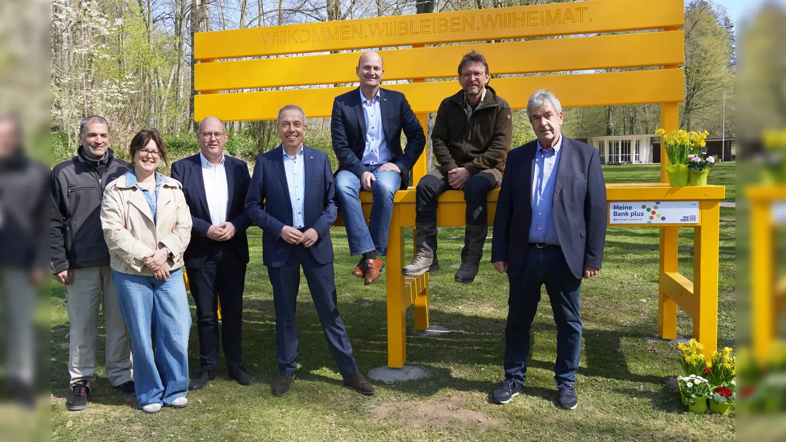 Hier ist Platz zum Bleiben: Peter Daldrup, Julia Handtke, Michael Stolte, Birger Kriwet, Sascha Hofmann, Harald Gläser und Hermann Temme am Kaiserbrunnen in Brakel. (Foto: Stadt Brakel)