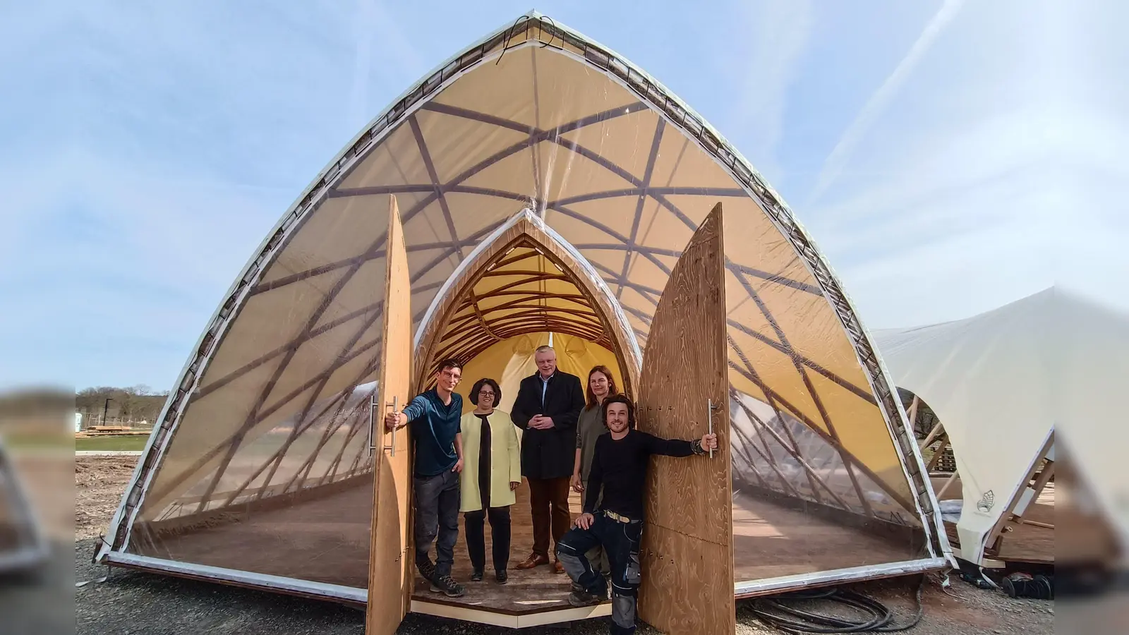 Präsentieren den Strohboid: Projektleiter Jakob Lanschützer (v.l.), Gartenschau-Geschäftsführerin Claudia Koch, Bürgermeister Daniel Hartmann, Maria Schlinger und Max Wurm von der Strohboid-GmbH aus Österreich.  (Foto: LGS Höxter/Manuela Puls)