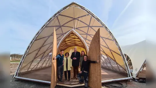 Präsentieren den Strohboid: Projektleiter Jakob Lanschützer (v.l.), Gartenschau-Geschäftsführerin Claudia Koch, Bürgermeister Daniel Hartmann, Maria Schlinger und Max Wurm von der Strohboid-GmbH aus Österreich.  (Foto: LGS Höxter/Manuela Puls)