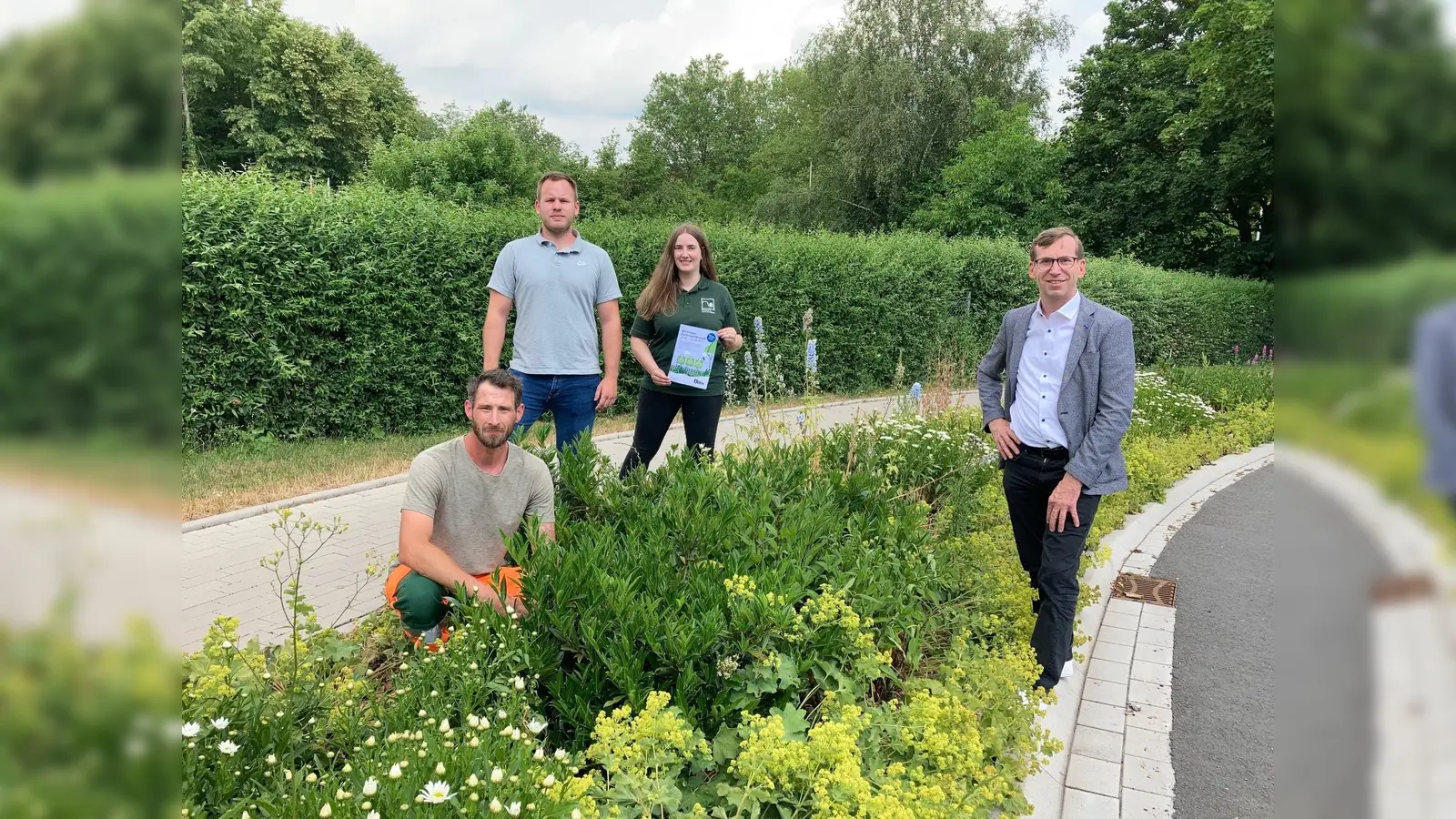 (v.l.) Bernhard Berlage (Grünflächenunterhaltung), Klaus Richter (Grünflächenbeauftragter) Stefanie Hüser (Klimaschutzbeauftragte) und Bürgermeister Tobias Scherf freuen sich auf eine rege Beteiligung und viele blühende und summende Gärten. (Foto: Hansestadt Warburg)