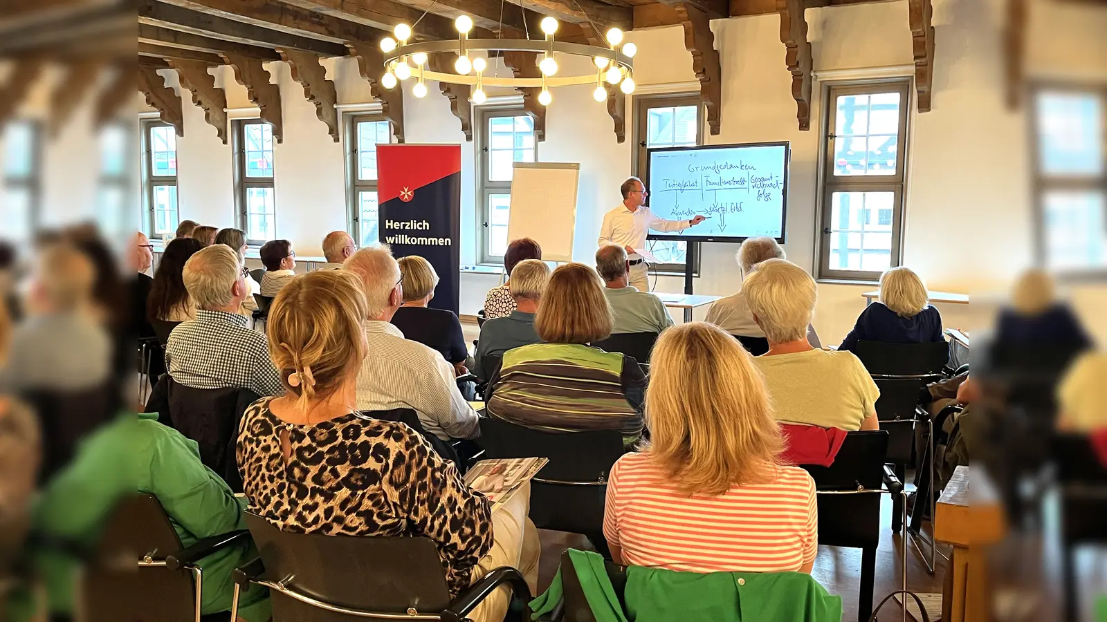 Rechtsanwalt und Notar Sebastian F. Otten (Kanzlei Faupel Rechtsanwälte Partnerschaft mbB) referiert im Johanniter-Ortsverband Beverungen zum Thema „Vorsorge“<br> (Foto: privat)