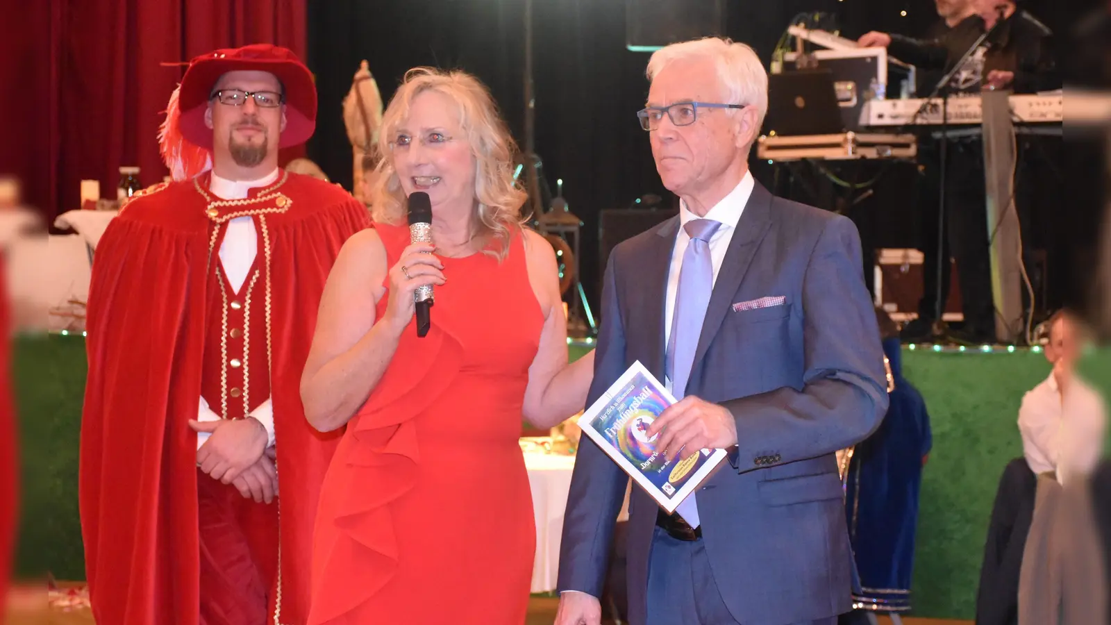 Irmgard Ehls, die Vorsitzende des GTC, führte gemeinsam mit Reiner Kechel durch den Abend. (Foto: Barbara Siebrecht)