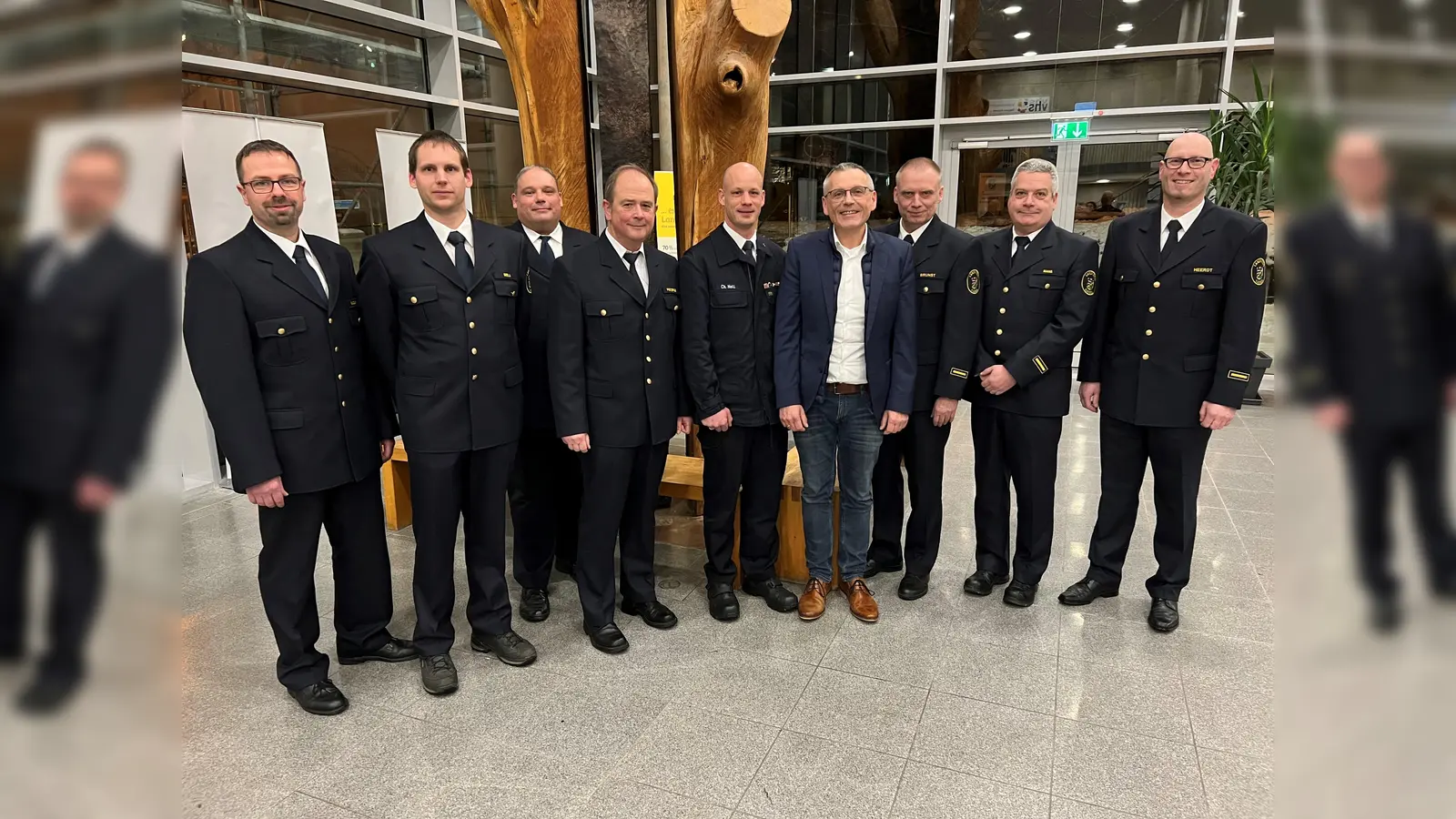 Kümmern sich um den Brandschutzaufsichtsdienst im Landkreis Kassel: (von links) Kreisbrandinspektor Sebastian Mazassek, stellv. Kreisbrandinspektor Jan Seela, die Kreisbrandmeister Timo Schröder, Jürgen Pistorius und Christoph Noll, Landrat Andreas Siebert, die Kreisbrandmeister Frank Brunst, Markus Manß und Volker Heerdt.  (Foto: Landkreis Kassel)