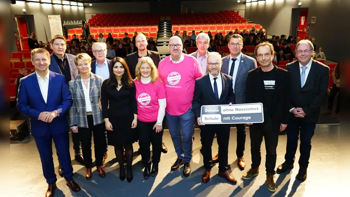Beim Auftakt der Internationalen Wochen gegen Rassismus: (v.l.) Landrat Michael Stickeln, Borgentreichs Bürgermeister Nicolas Aisch, Verena Speer-Ramlow (Schulleiterin Realschule Steinheim), Kreisdirektor Klaus Schumacher, Moderatorin Tahireh Setz, Filiz Elüstü (Leiterin Kommunales Integrationszentrum des Kreises Höxter) Dominic Gehle (Abteilungsleiter Bildung und Integration beim Kreis Höxter), Schirmherr Stefan Kremin, Brakels Bürgermeister Hermann Temme, Marko Harazim (Leiter Städtisches Gymnasium Steinheim), Steinheims Bürgermeister Carsten Torke, Rüdiger Gleisberg (Regionalkoordinator „Schule ohne Rassismus – Schule mit Courage“) und Projekt-Pate Norbert Ellermann.  (Foto: Kreis Höxter)