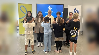 Ein Jahr lang haben Studierende („Balus“) Kinder („Moglis“) auf ihrem Weg begleitet, mit ihnen Zeit verbracht und gemeinsam Neues erlebt. (Foto: KVHS Holzminden)