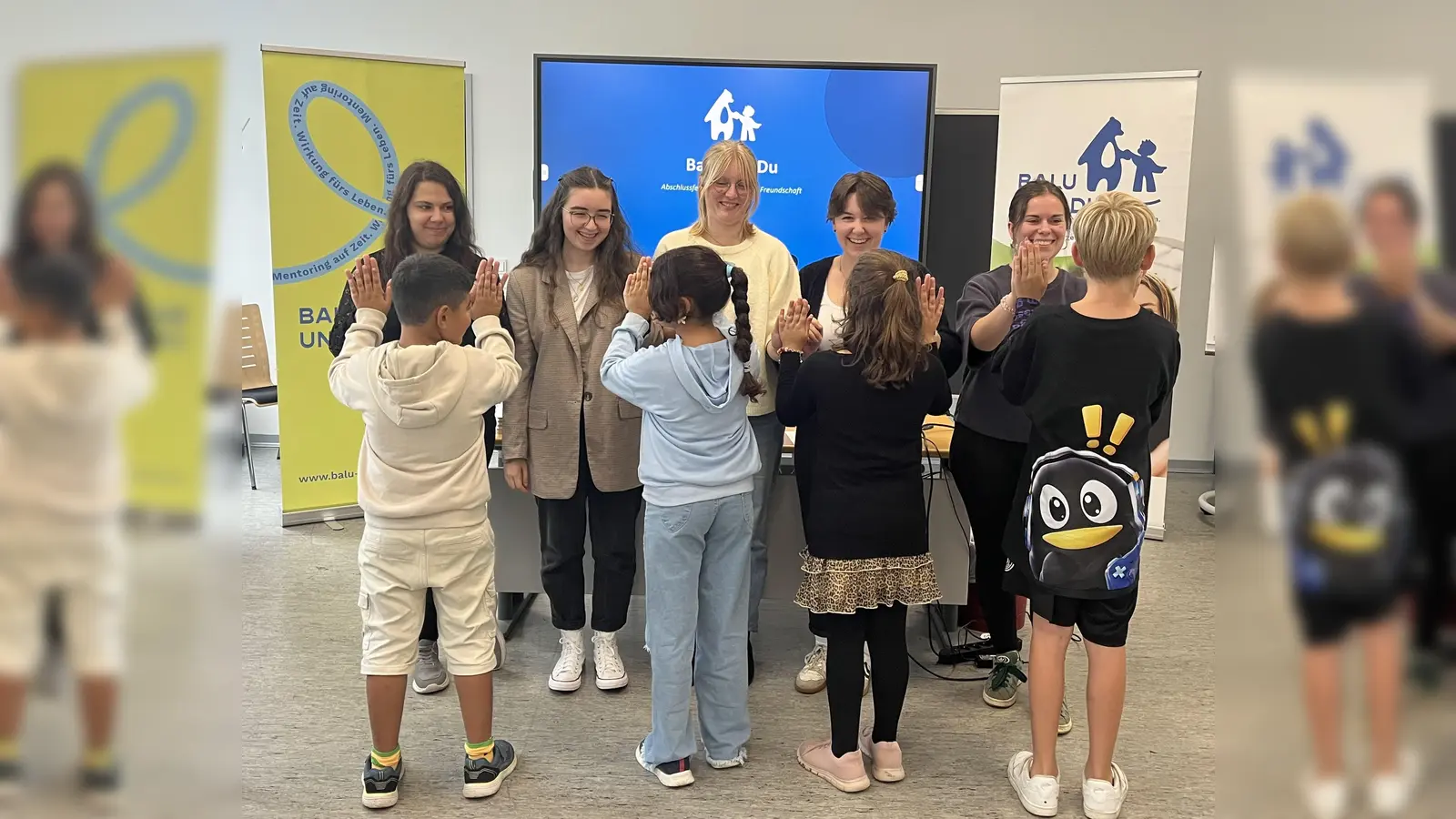 Ein Jahr lang haben Studierende („Balus“) Kinder („Moglis“) auf ihrem Weg begleitet, mit ihnen Zeit verbracht und gemeinsam Neues erlebt. (Foto: KVHS Holzminden)