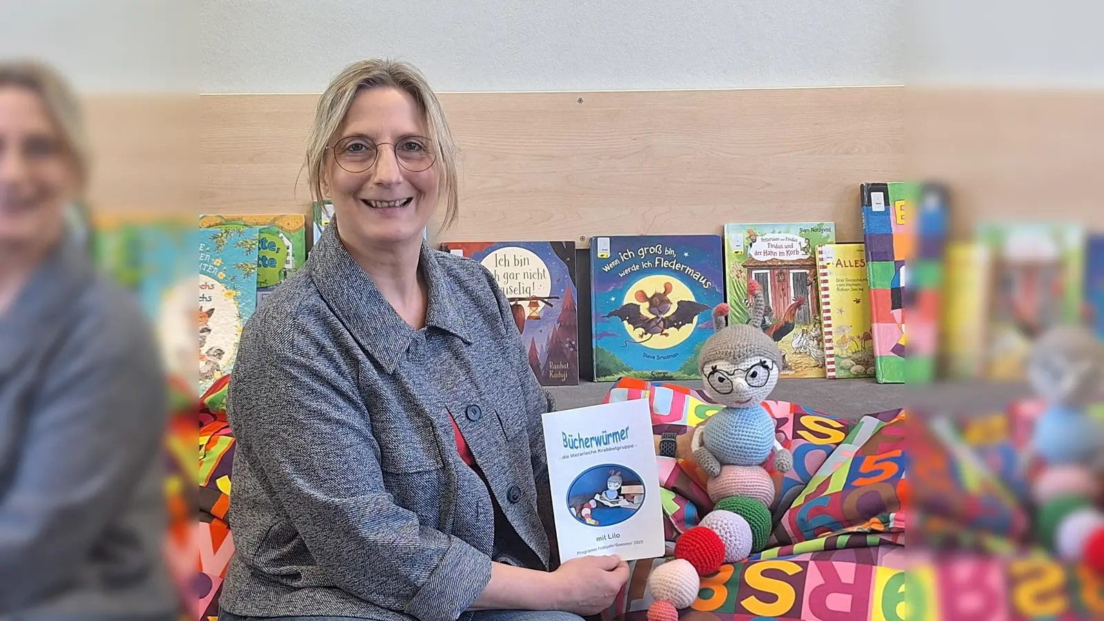 Claudia Büker und Maskottchen Lilo freuen sich auf die literarische Krabbelgruppe in der Stadtbücherei Höxter. (Foto: Stadt Höxter)