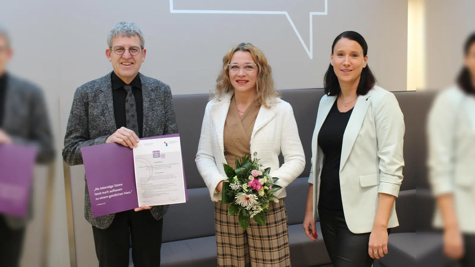 Superintendent Volker Neuhoff übergab im Beisein von Diakonie-Vorstand Vanessa Kamphemann (r.) das Zertifikat über die erfolgreiche Qualifizierung als Multiplikatorin für Schulungen im Bereich sexualisierte Gewalt an Astrid Schäfers, Präventionsbeauftragte der Diakonie. (Foto: EKP/Oliver Claes)