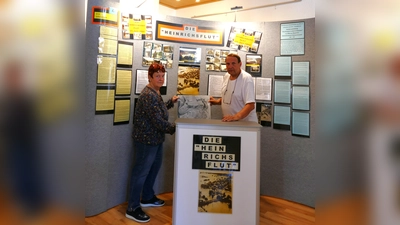 Annedore Steinbrecher und Detlef Schiweck bei der Gestaltung der Dauer-Foto-Ausstellung im alten Rathaus. (Foto: Detlef Schiweck)
