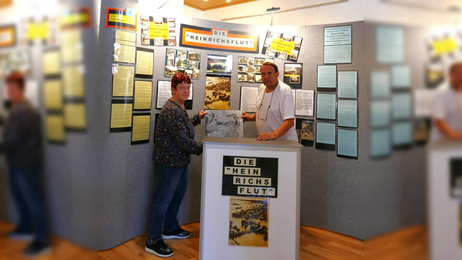 Annedore Steinbrecher und Detlef Schiweck bei der Gestaltung der Dauer-Foto-Ausstellung im alten Rathaus. (Foto: Detlef Schiweck)
