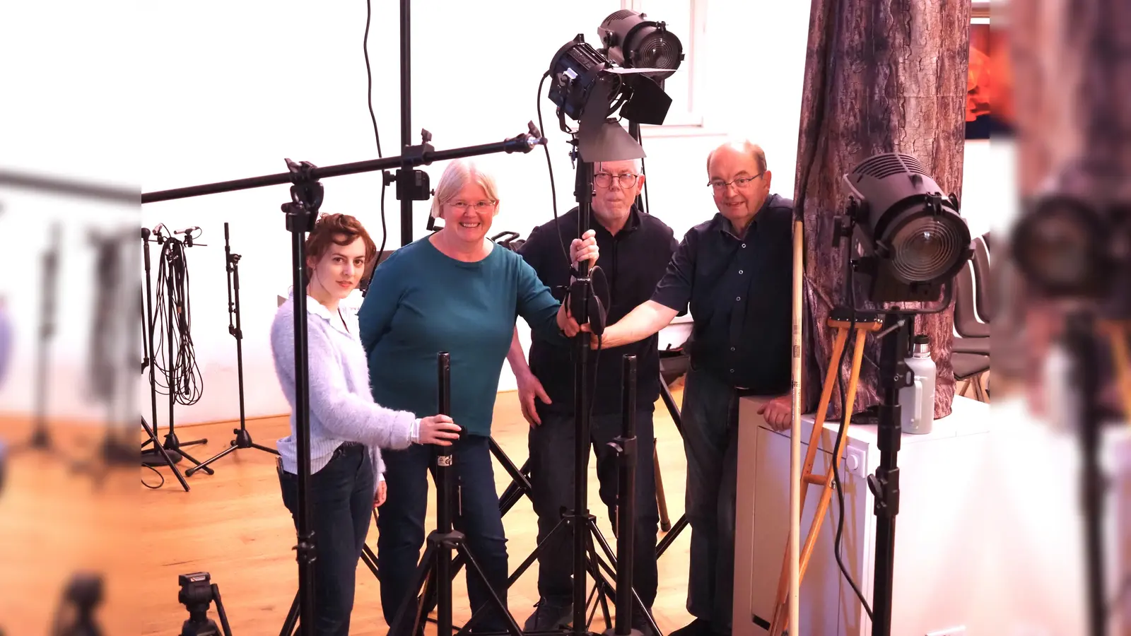 Dass während der Aufführung alles im rechten Licht erscheint, dafür sorgen (v.l.) Sabrina Kunz, Barbara Linzbach, Hans Hermann Jansen und Heinz Düsenberg.  (Foto: privat)