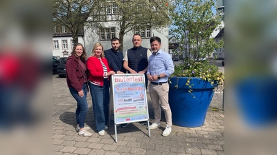 Verena Hoppe, Nicole Bartolles, Sören Prokop (Beverungen Marketing e.V.) Festwirt Daniel Zarnitz (Otto Gastronomie) Bürgermeister Tino Wenkel präsentieren das Programm des diesjährigen Blütenfestes. (Foto: Beverungen Marketin)