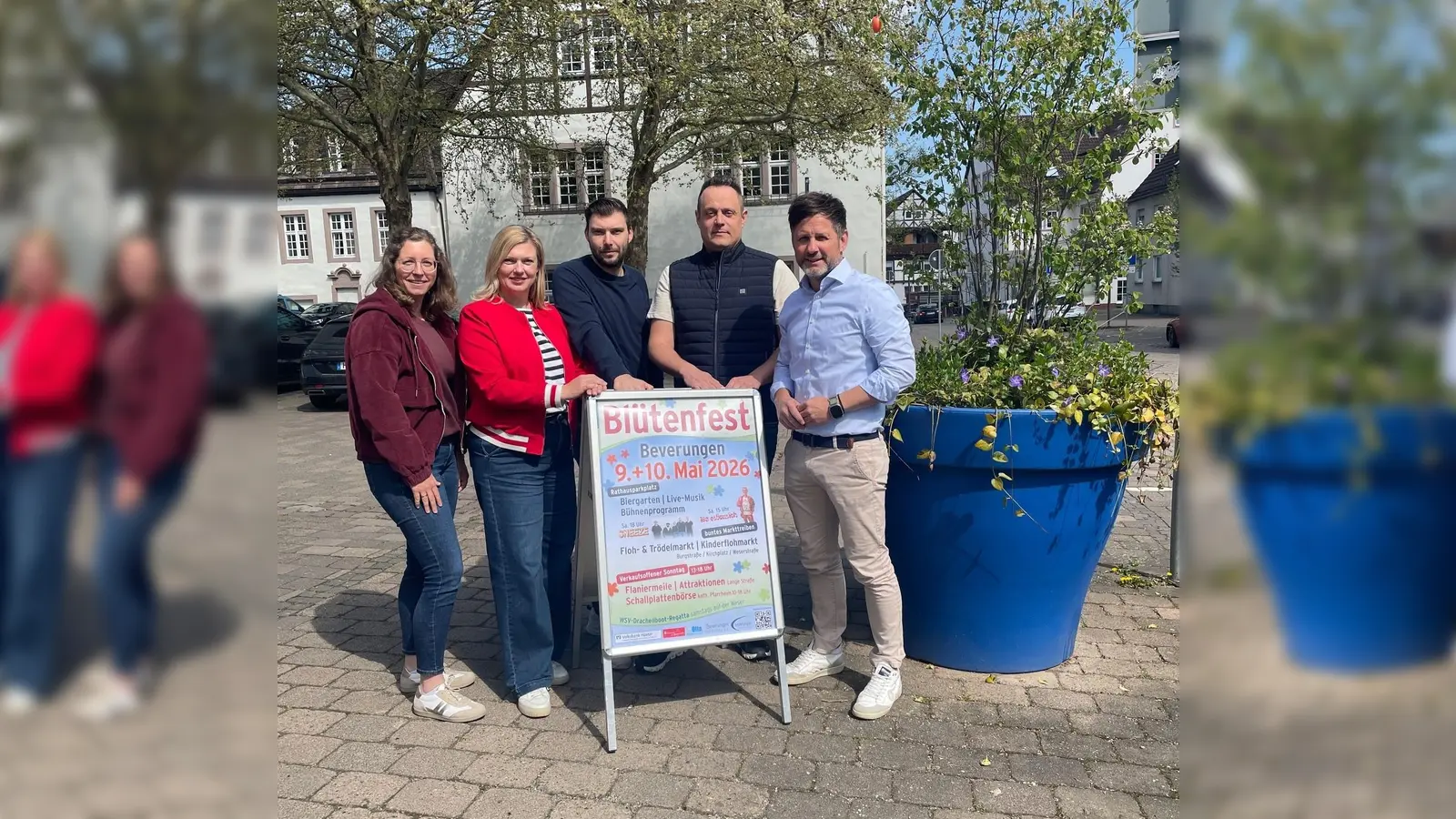 Verena Hoppe, Nicole Bartolles, Sören Prokop (Beverungen Marketing e.V.) Festwirt Daniel Zarnitz (Otto Gastronomie) Bürgermeister Tino Wenkel präsentieren das Programm des diesjährigen Blütenfestes. (Foto: Beverungen Marketin)