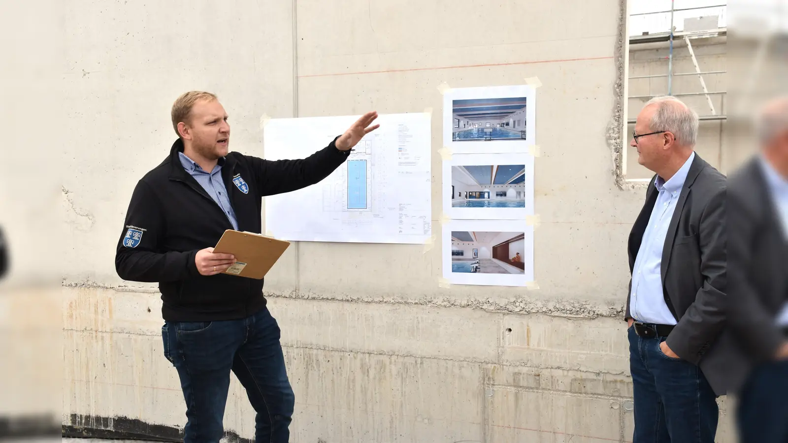 Florian Seela und Bürgermeister Grimm informiert auch anhand der Pläne über die Bauarbeiten. (Foto: Barbara Siebrecht)
