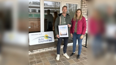 Lars Haverkamp (Tennisclub Borgentreich e.V.) und Julia Franzmann (BeSte Stadtwerke). (Foto: BeSte Stadtwerke)