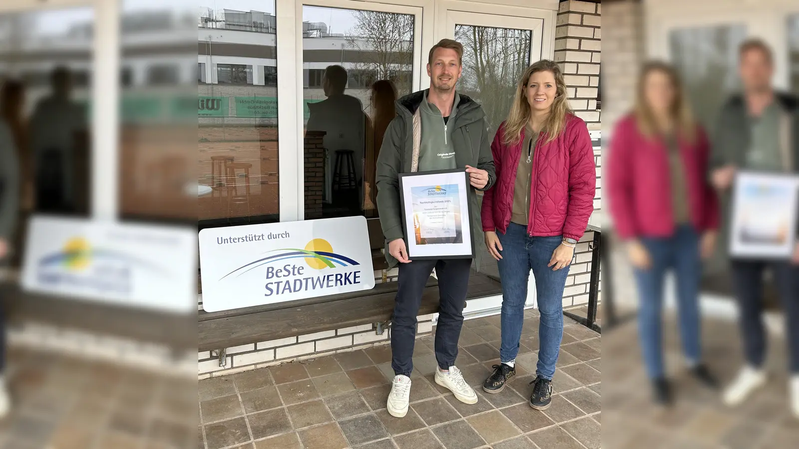 Lars Haverkamp (Tennisclub Borgentreich e.V.) und Julia Franzmann (BeSte Stadtwerke). (Foto: BeSte Stadtwerke)