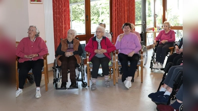Mit viel Aufmerksamkeit und Freude sind die Seniorinnen und Senioren dabei, wenn der „Hello Mirror“ zum Einsatz kommt. Neulich wurde sogar zusammen zu einem traditionellen Lied Karaoke gesungen. Das ist eine ganz neue und bereichernde Erfahrung für alle. (Foto: privat)