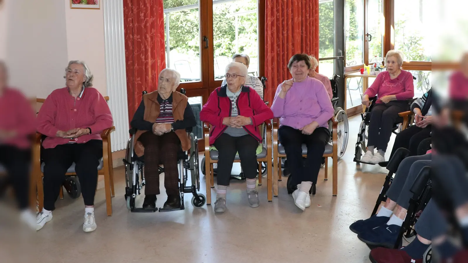 Mit viel Aufmerksamkeit und Freude sind die Seniorinnen und Senioren dabei, wenn der „Hello Mirror“ zum Einsatz kommt. Neulich wurde sogar zusammen zu einem traditionellen Lied Karaoke gesungen. Das ist eine ganz neue und bereichernde Erfahrung für alle. (Foto: privat)