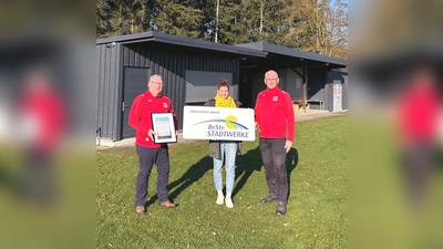 V.l.: Franz Böddeker (Sv Borussia Hohenwepel e.V.), Julia Jordan (BeSte Stadtwerke), Ansgar Eickmeier (SV Borussia Hohenwepel e.V.). (Foto: privat)