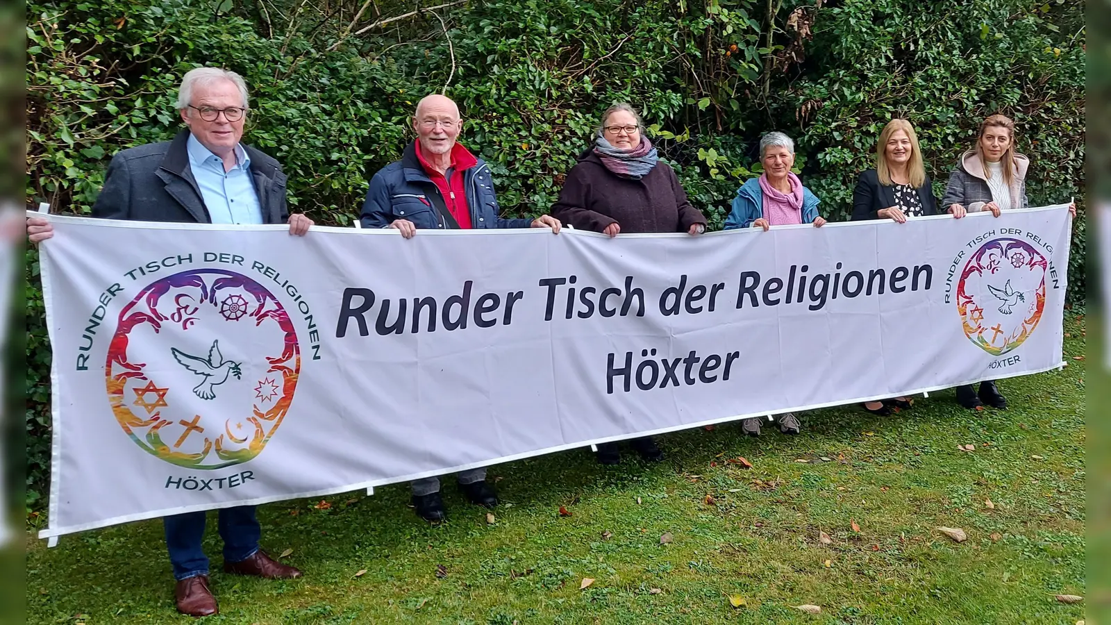 Laden zu einer Fahrt zum Haus der Religionen nach Hannover ein (von links): Kreisdirektor Klaus Schumacher, Kurt-Rainer Daubach (Sprecher des Runden Tisches der Religionen Höxter), Tuija Niederheide (Kommunales Integrationszentrum ), Marie-Luise Bittger (Gemeindereferentin Pastoralverbund Corvey), Filiz Elüstü (Leitung Kommunales Integrationszentrum). (Foto: Foto: privat)