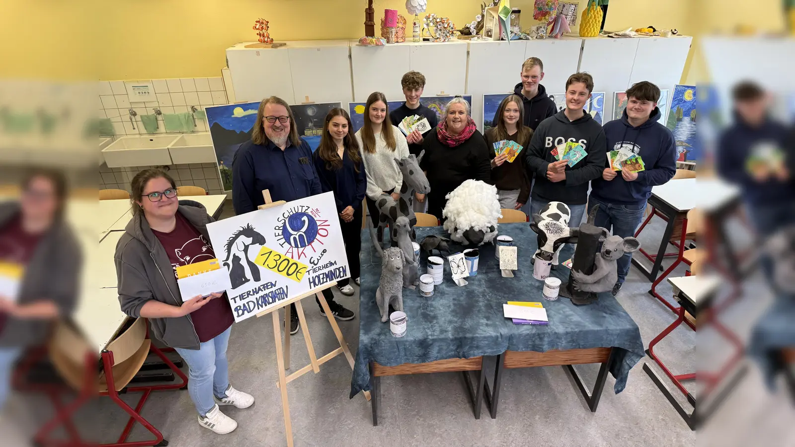 V.l. Frau Böttner Tierhafen Bad Karlshafen, SL Frank Scholle, Frau Kröger-Mertens und SV- Schülerinnen und Schüler aus den Stufen EF (11) und Q1 (12). (Foto: privat)