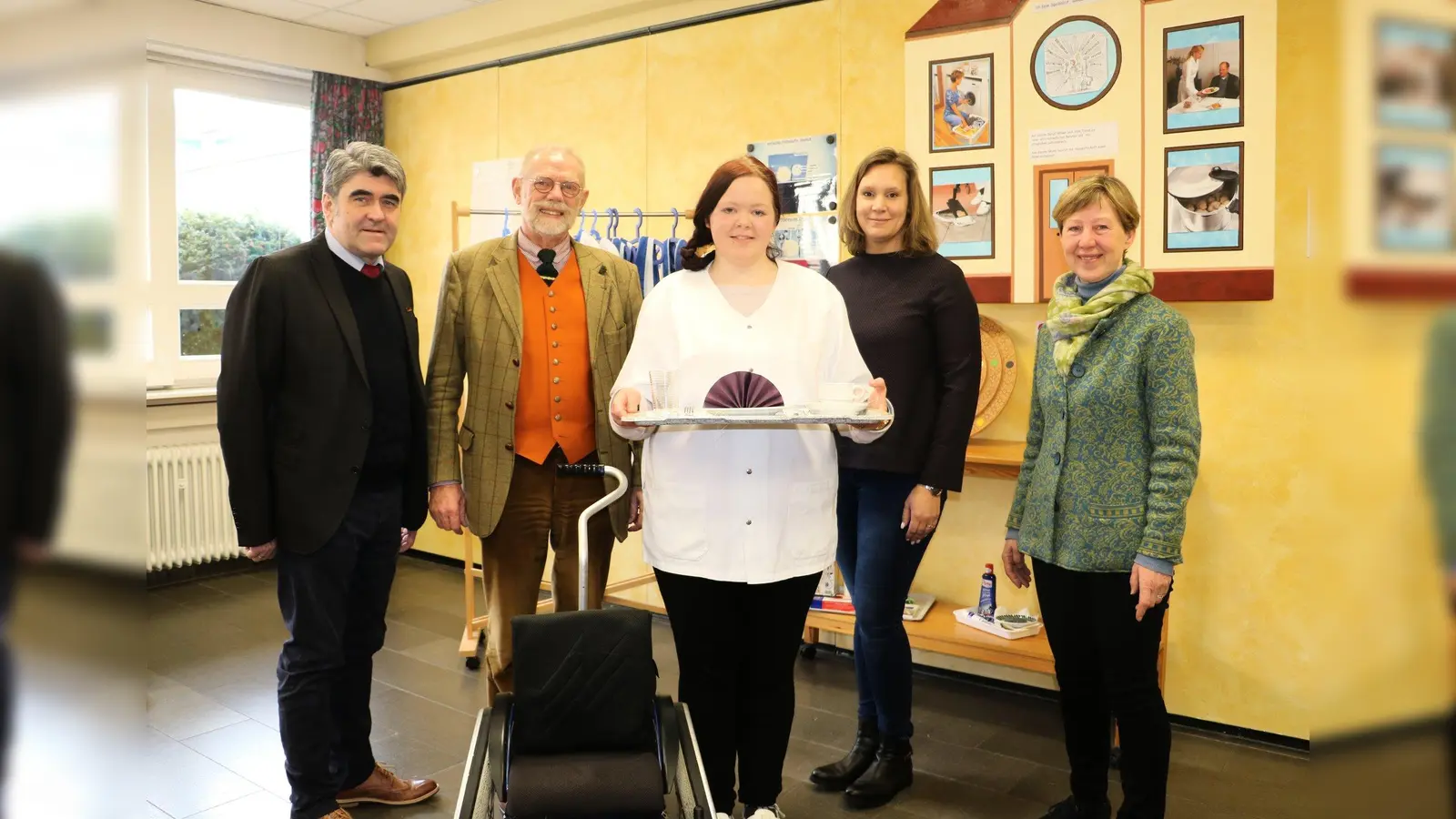 Dietmar Mantel (von links), Dr. Josef Lammers (Dienststellenleiter Landwirtschaftskammer NRW), Christina Böhner (Auszubildende KBBW), Sarah Ditz (Ausbildungsleiterin KBBW) und Marianne Schröder (Ausbildungsberatung Landwirtschaftskammer NRW. (Foto: Foto: Kolping-Berufsbildungswerk Brakel)