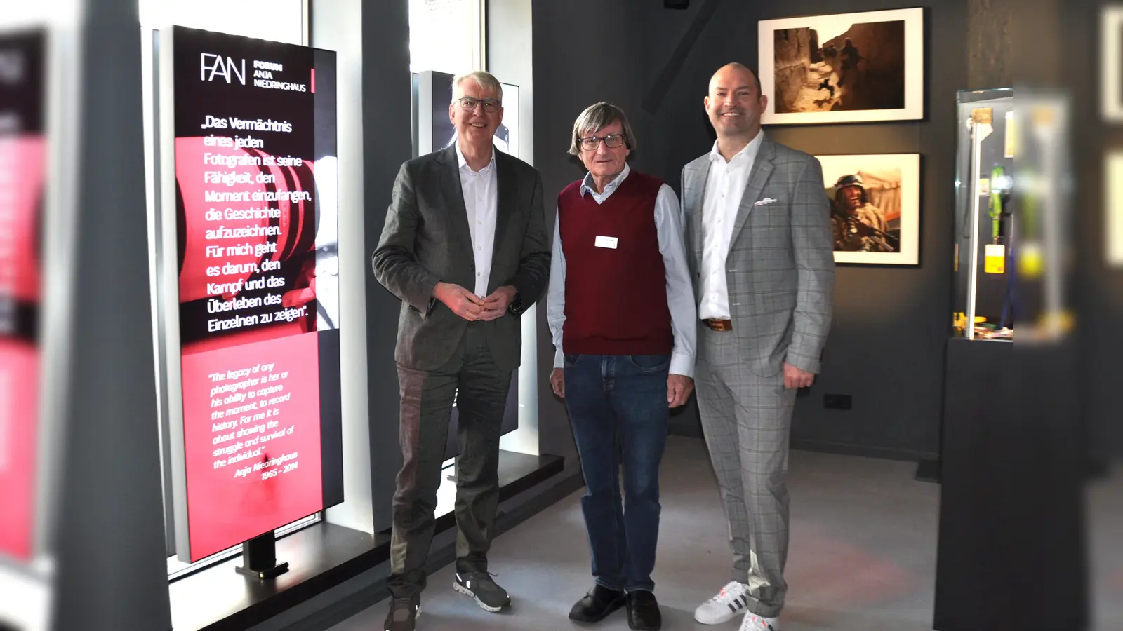 Der Geschäftsführer der Porzellanmanufaktur FÜRSTENBERG André Neiß (l.) und Florian Marquardt (r., Chief Sales and Marketing Officer Porzellanmanufaktur FÜRSTENBERG) waren am Dienstagvormitttag persönlich vor Ort, um das Porzellan offiziell an Ludger Haferkemper (Bildmitte, 2. Vorsitzender des Vereins Forum Anja Niedringhaus) zu übergeben. (Foto: privat)