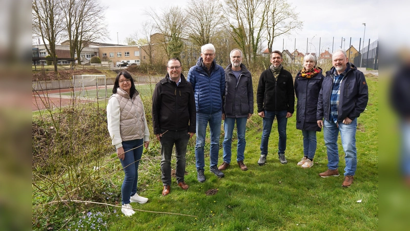 Die Projektbeteiligten (v.l.): Ines Koßmann (Stadt Brakel Planen und Bauen), Bürgermeister Alexander Kleinschmidt, Johannes Schönhoff (Fa. Gebr. Schönhoff), Dirk Ihmor (Ing.-Büro Turk), Tobias Bielefeld (Stadt Brakel), Landschaftsarchitektin Anja Multhaup und Dr. Michael Turk vom Ing.-Büro Turk. (Foto: Stadt Brakel)