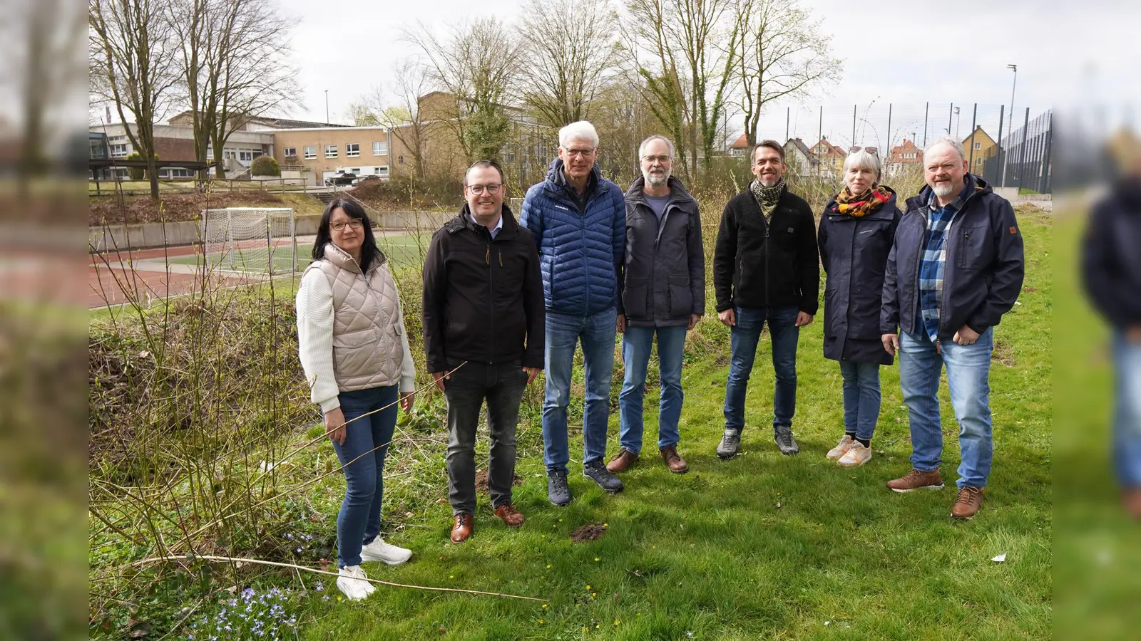 Die Projektbeteiligten (v.l.): Ines Koßmann (Stadt Brakel Planen und Bauen), Bürgermeister Alexander Kleinschmidt, Johannes Schönhoff (Fa. Gebr. Schönhoff), Dirk Ihmor (Ing.-Büro Turk), Tobias Bielefeld (Stadt Brakel), Landschaftsarchitektin Anja Multhaup und Dr. Michael Turk vom Ing.-Büro Turk. (Foto: Stadt Brakel)