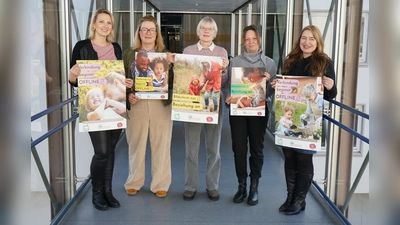 Sie präsentieren die Plakat- und Postkartenaktion (v.l.): Johanna Brotzmann, Netzwerkkoordinatorin Frühe Hilfen beim Kreis Höxter, Dr. Anke Nolte-Martin vom Gesundheitsdienst des Kreises Höxter, Dr. Annette Faig vom Gesundheitsdienst des Kreises Höxter und Moderatorin des IQZ, Silke Merkel, Abteilungsleiterin Soziale Dienste beim Kreis Höxter und Moderatorin des IQZ, sowie Kreisdirektorin Manuela Kupsch. (Foto: Kreis Höxter)