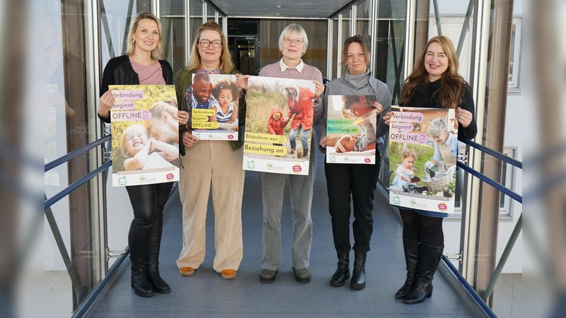 Sie präsentieren die Plakat- und Postkartenaktion (v.l.): Johanna Brotzmann, Netzwerkkoordinatorin Frühe Hilfen beim Kreis Höxter, Dr. Anke Nolte-Martin vom Gesundheitsdienst des Kreises Höxter, Dr. Annette Faig vom Gesundheitsdienst des Kreises Höxter und Moderatorin des IQZ, Silke Merkel, Abteilungsleiterin Soziale Dienste beim Kreis Höxter und Moderatorin des IQZ, sowie Kreisdirektorin Manuela Kupsch. (Foto: Kreis Höxter)