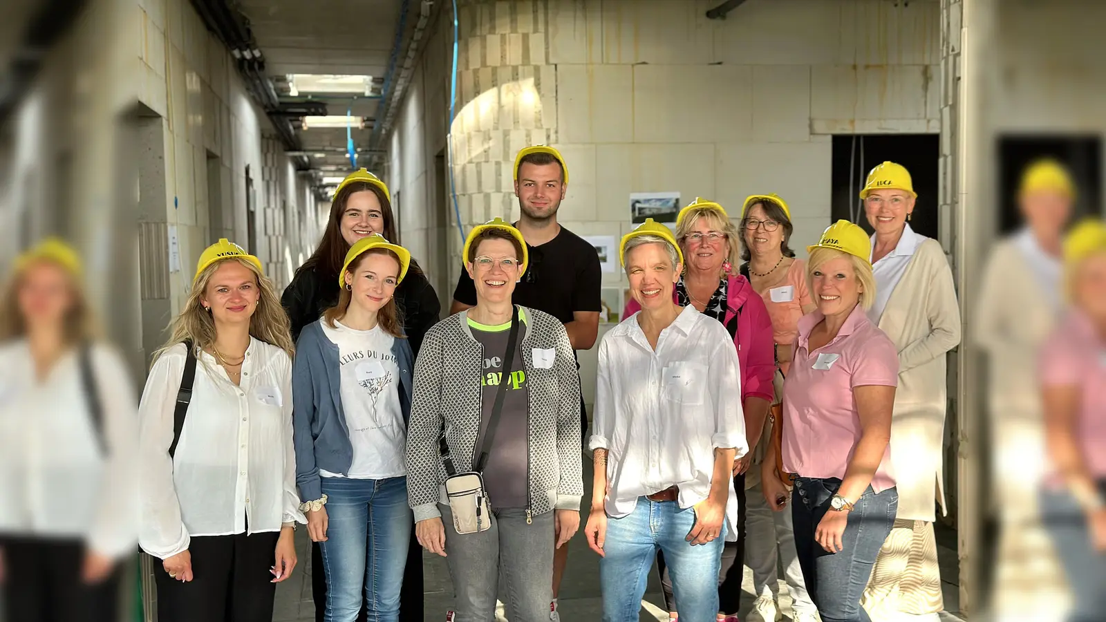 Haben einen Volltreffer gelandet: Kita-Leiterin Meike Becker (vorne, zweite von rechts) freut sich mit ihrem Team über die Begeisterung der Kinder und ihrer Eltern. Diese konnten ihre neue Kita „Baumhaus“ in Beverungen das erste Mal schon während der Bauphase kennenlernen. (Foto: Projekt Begegnung)