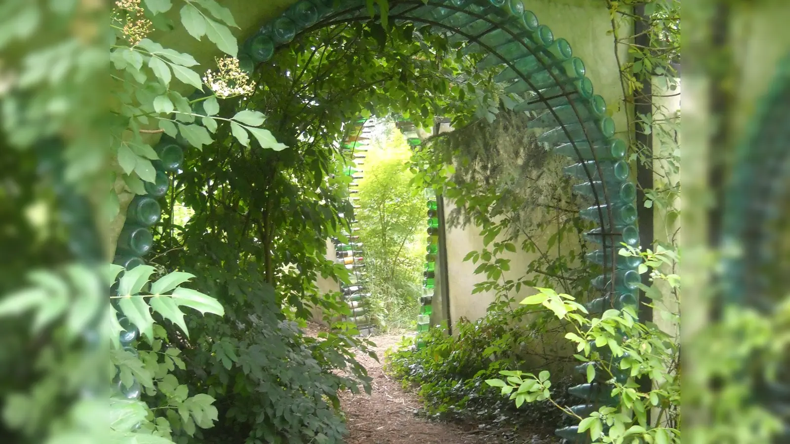 Kunstwerk aus Glasflaschen im Paradiesgarten. (Foto: privat)