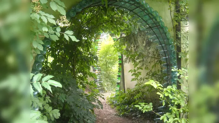 Kunstwerk aus Glasflaschen im Paradiesgarten. (Foto: privat)