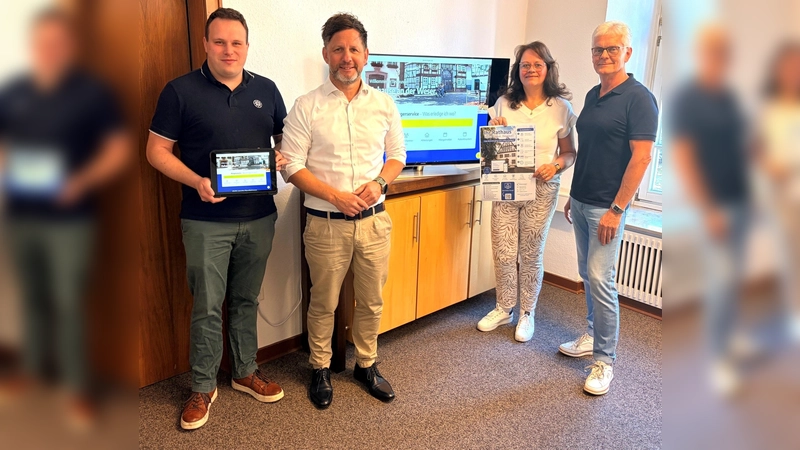 V.l.: Wilhelm Schlüter, IT Systemadministrator, Tino Wenkel, Bürgermeister, Christiane Klare, Digitalisierungsbeauftragte, und Norbert Villmer, stellv. Abt. Leiter Hauptamt. (Foto: Stadt Beverungen)