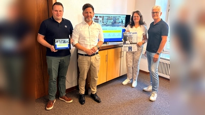 V.l.: Wilhelm Schlüter, IT Systemadministrator, Tino Wenkel, Bürgermeister, Christiane Klare, Digitalisierungsbeauftragte, und Norbert Villmer, stellv. Abt. Leiter Hauptamt. (Foto: Stadt Beverungen)