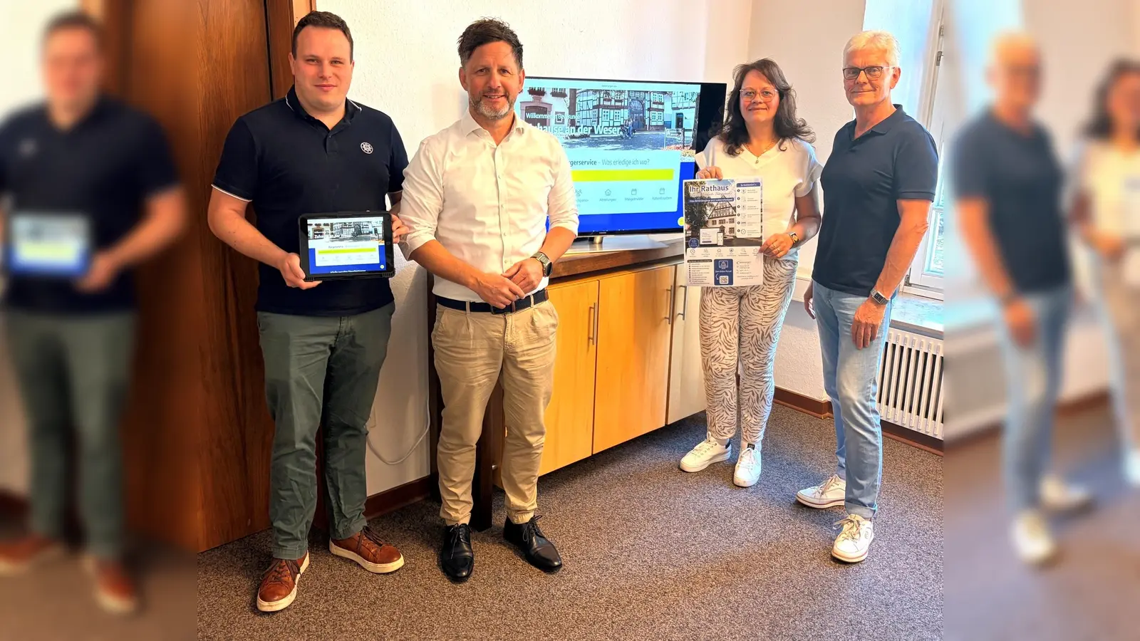V.l.: Wilhelm Schlüter, IT Systemadministrator, Tino Wenkel, Bürgermeister, Christiane Klare, Digitalisierungsbeauftragte, und Norbert Villmer, stellv. Abt. Leiter Hauptamt. (Foto: Stadt Beverungen)