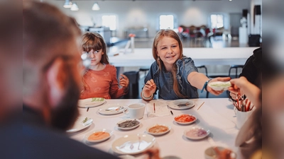 Mit Pinsel und Farbe werden Kinder und Erwachsene kreativ. (Foto: Claudia Warneke)