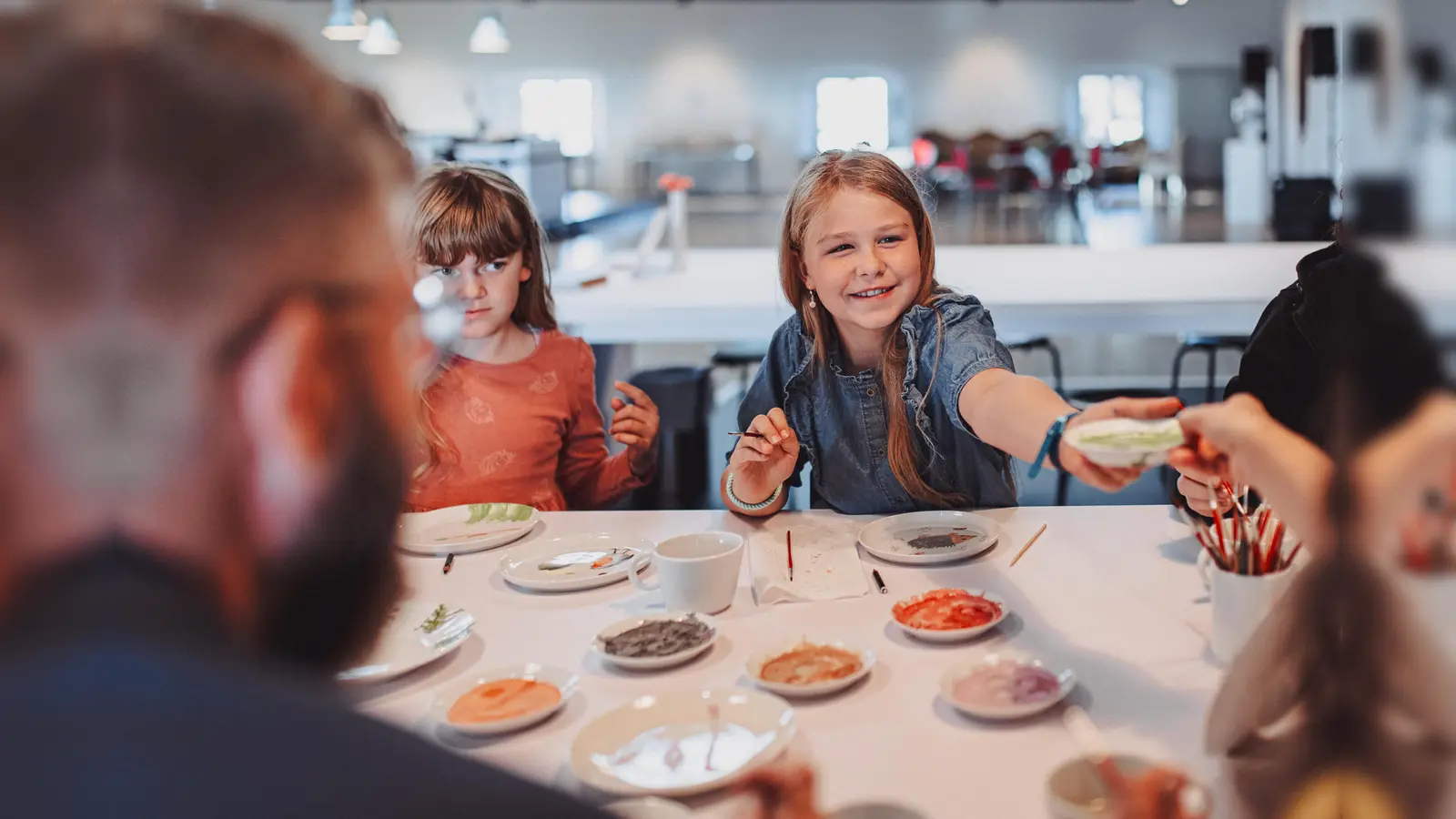 Mit Pinsel und Farbe werden Kinder und Erwachsene kreativ. (Foto: Claudia Warneke)