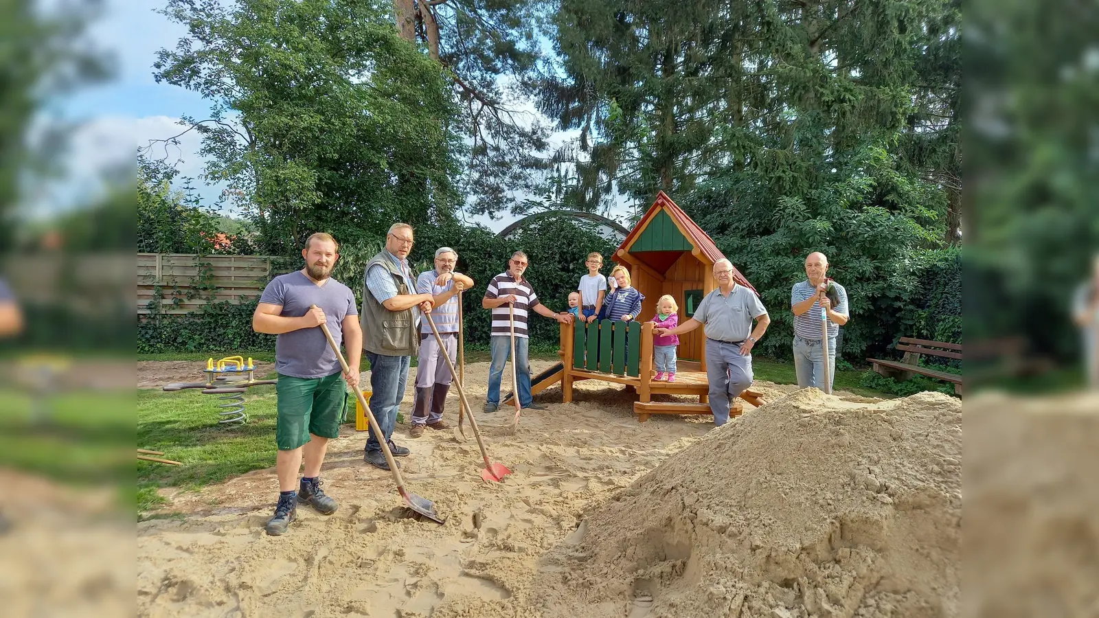 Der Vorsitzende der Vereinsgemeinschaft Armin Thies (2. v. links) und einige Helfer. Henri, Lennart, Ella und Pauline haben das neue Spielhaus schon „erobert“. (Foto: Foto: Vereinsgemeinschaft Meinbrexen)