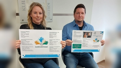 Ehrenamtsmanagerin Katharina Serinelli und Sascha Atteln von der Geschäftsstelle Ehrenamt des Kreises Höxter haben die nächste Online-Fortbildung „Gemeinnützigkeitsrecht – Was Vereine wissen müssen“ im Visier. (Foto: Kreis Höxter)