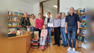Der Gartenbauverein Ossendorf spendet an die heimische Bücherei. (Foto: privat)